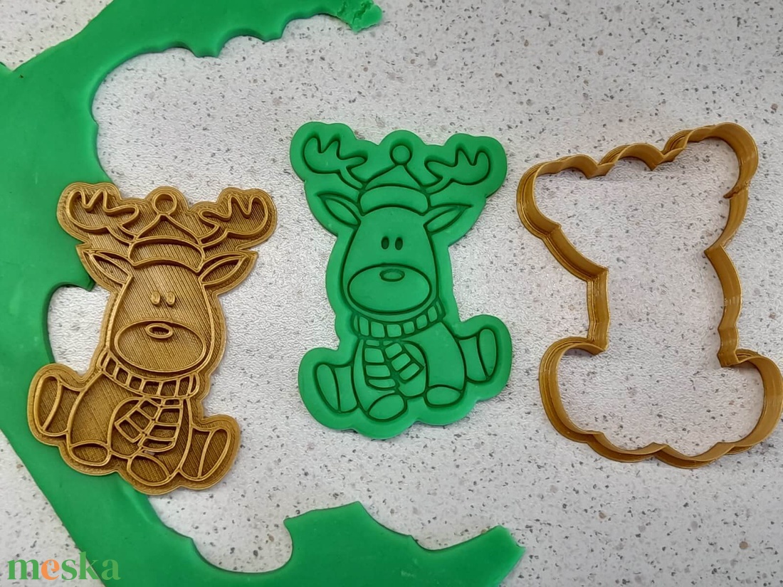 Karácsonyi sütikiszúró  Rénszarvas sálban - otthon & életmód - konyhafelszerelés, tálalás - sütés, főzés - sütikiszúró - Meska.hu