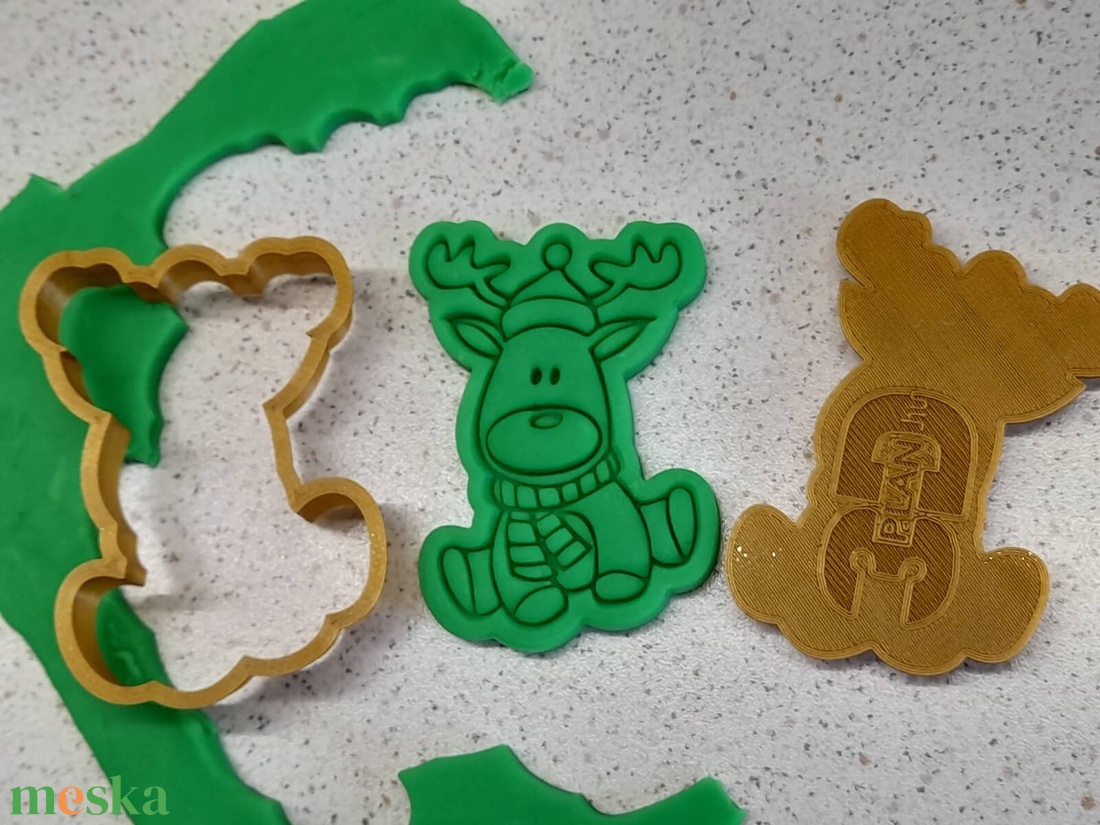 Karácsonyi sütikiszúró  Rénszarvas sálban - otthon & életmód - konyhafelszerelés, tálalás - sütés, főzés - sütikiszúró - Meska.hu