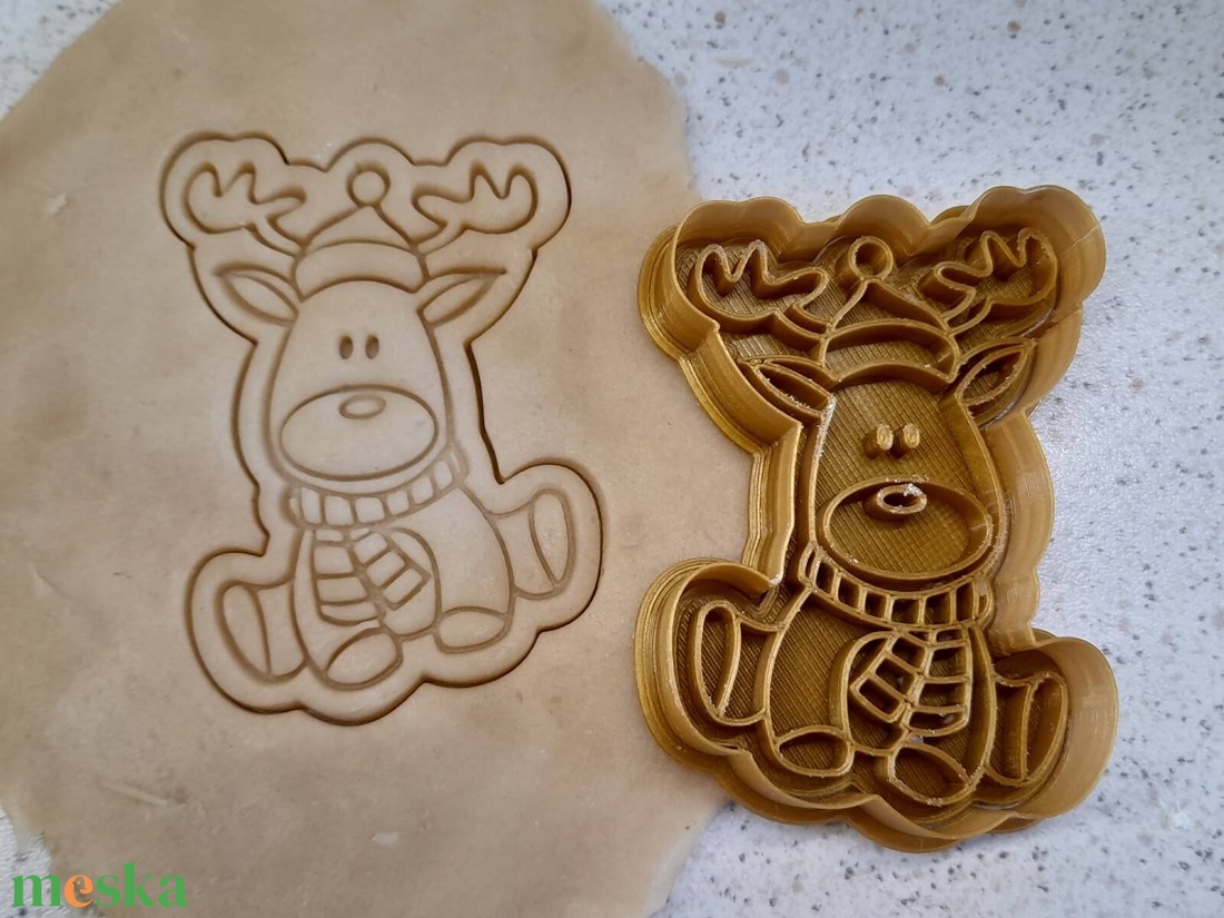 Karácsonyi sütikiszúró  Rénszarvas sálban - otthon & életmód - konyhafelszerelés, tálalás - sütés, főzés - sütikiszúró - Meska.hu