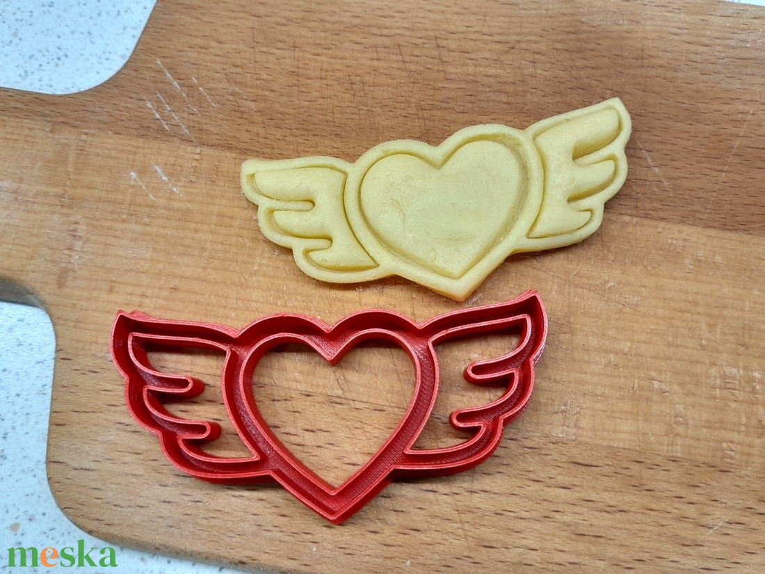 Szárnyaló szív - Valentin sütemény kiszúró forma - otthon & életmód - konyhafelszerelés, tálalás - sütés, főzés - sütikiszúró - Meska.hu