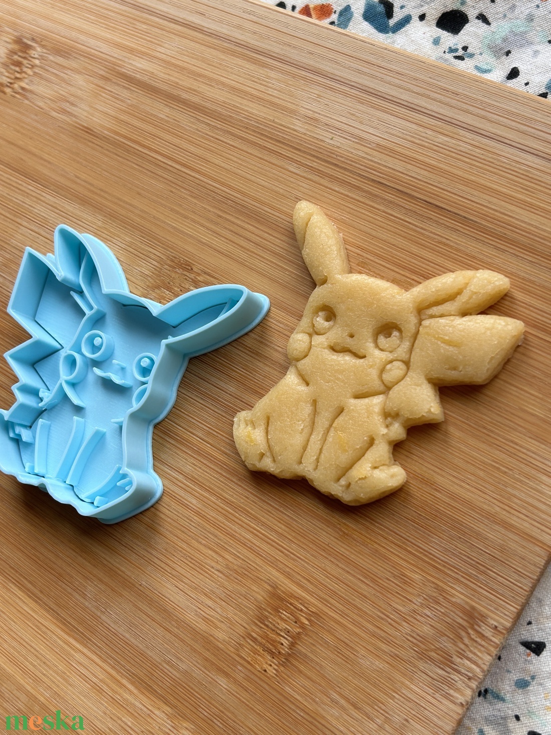 Pikachu sütikiszúró - otthon & életmód - konyhafelszerelés, tálalás - sütés, főzés - sütikiszúró - Meska.hu