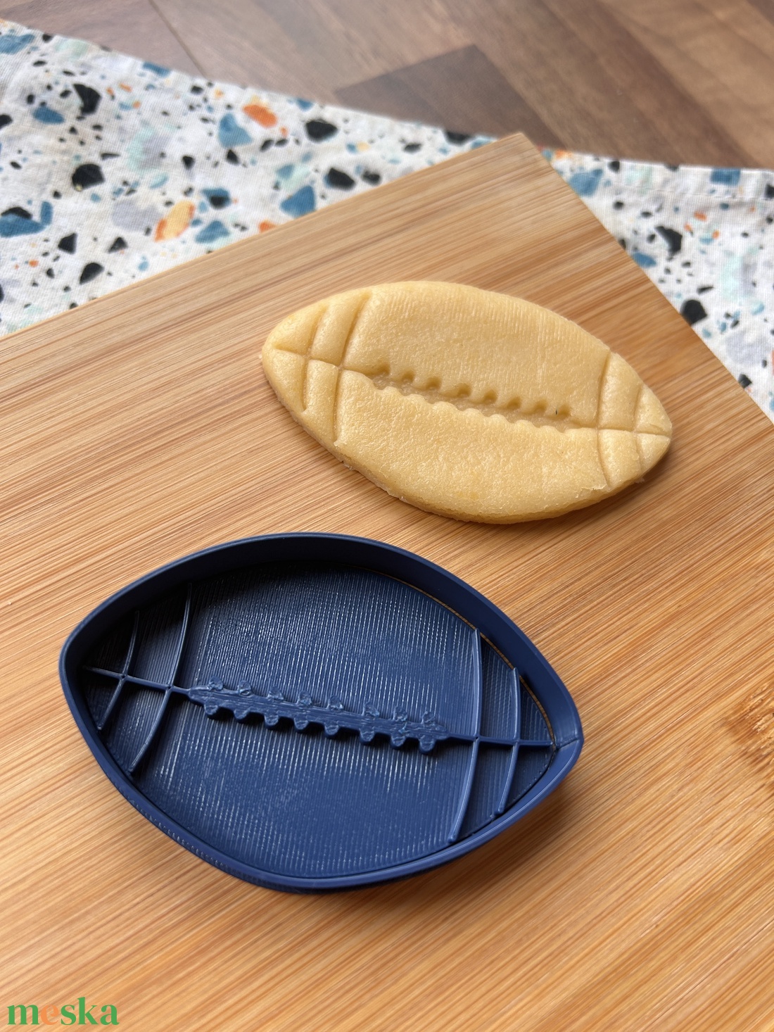 Amerikai focilabda formájú sütikiszúró  - otthon & életmód - konyhafelszerelés, tálalás - sütés, főzés - sütikiszúró - Meska.hu