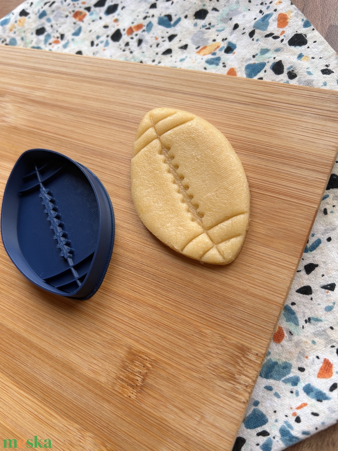 Amerikai focilabda formájú sütikiszúró  - otthon & életmód - konyhafelszerelés, tálalás - sütés, főzés - sütikiszúró - Meska.hu