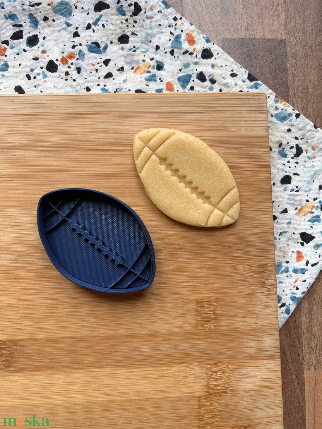 Amerikai focilabda formájú sütikiszúró  - otthon & életmód - konyhafelszerelés, tálalás - sütés, főzés - sütikiszúró - Meska.hu