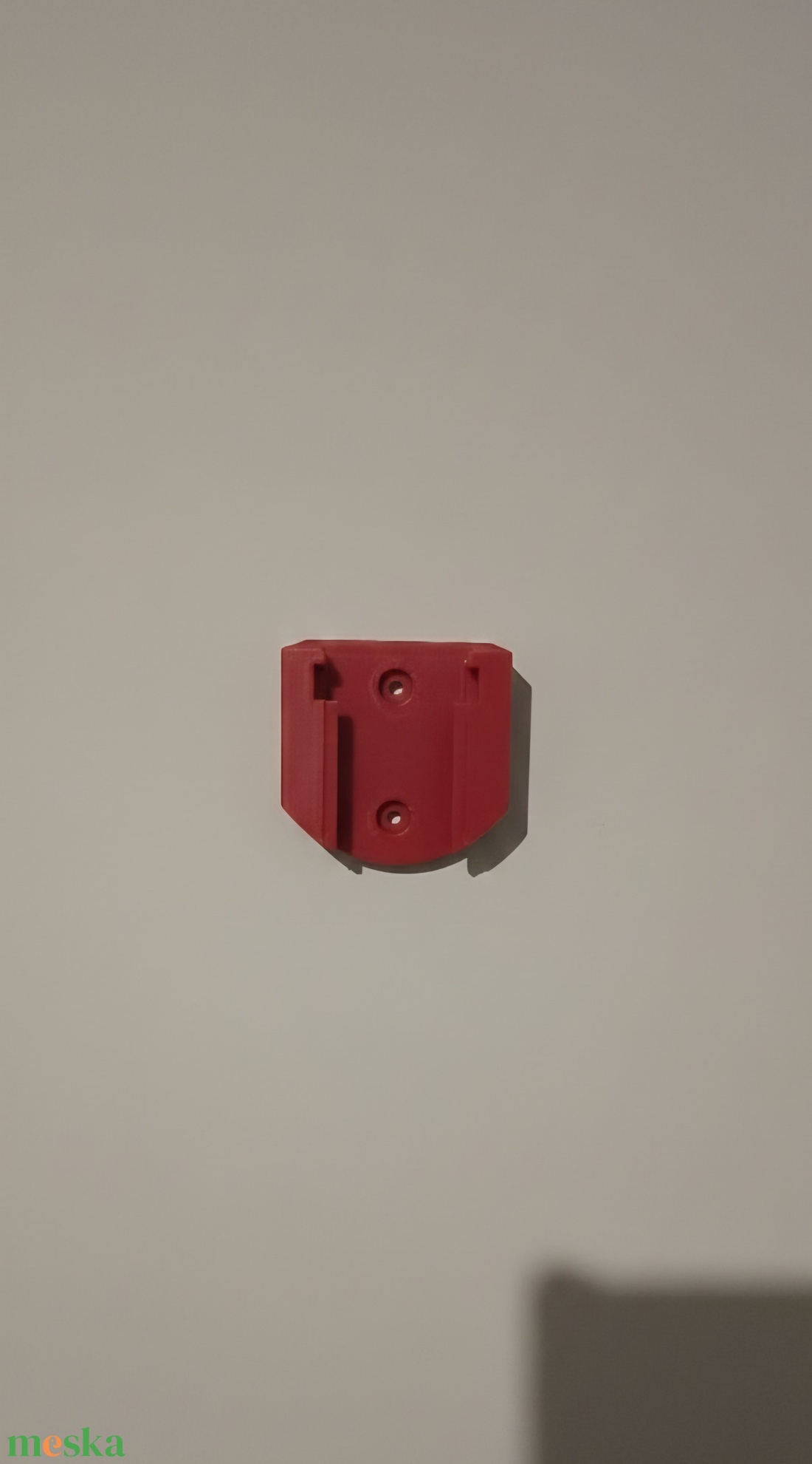 Fali tartó Milwaukee M18 akkumulátorokhoz.  - kellékek & szerszámok - szerszámok, eszközök - egyéb szerszám, eszköz - Meska.hu