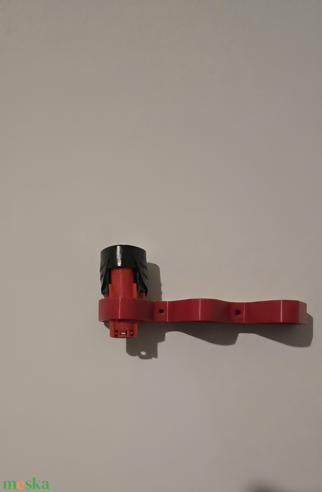 Fali tartó Milwaukee M12 akkumulátorokhoz.  - kellékek & szerszámok - szerszámok, eszközök - egyéb szerszám, eszköz - Meska.hu