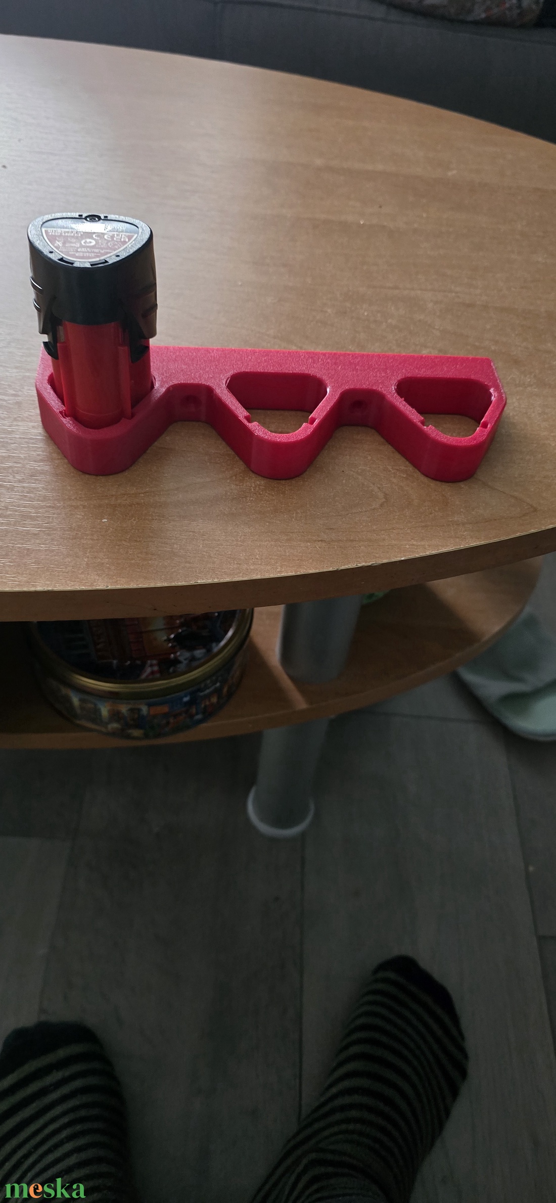 Fali tartó Milwaukee M12 akkumulátorokhoz.  - kellékek & szerszámok - szerszámok, eszközök - egyéb szerszám, eszköz - Meska.hu