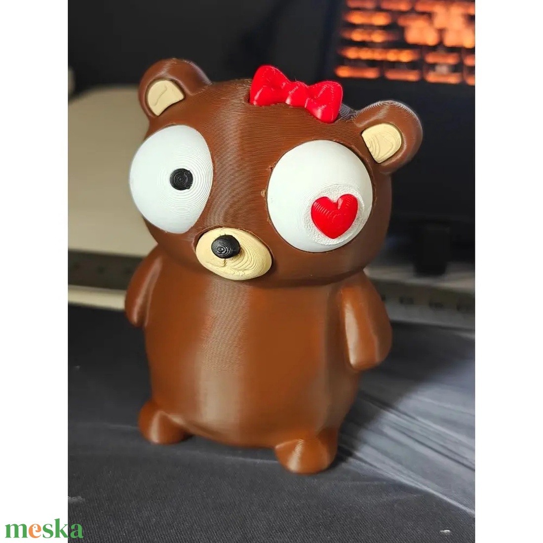 Bella - vicces szerelmes mackó figura szív szemekkel, 3D nyomtatott maci, romantikus ajándék - otthon & életmód - dekoráció - dekoratív figurák és szobrok - Meska.hu