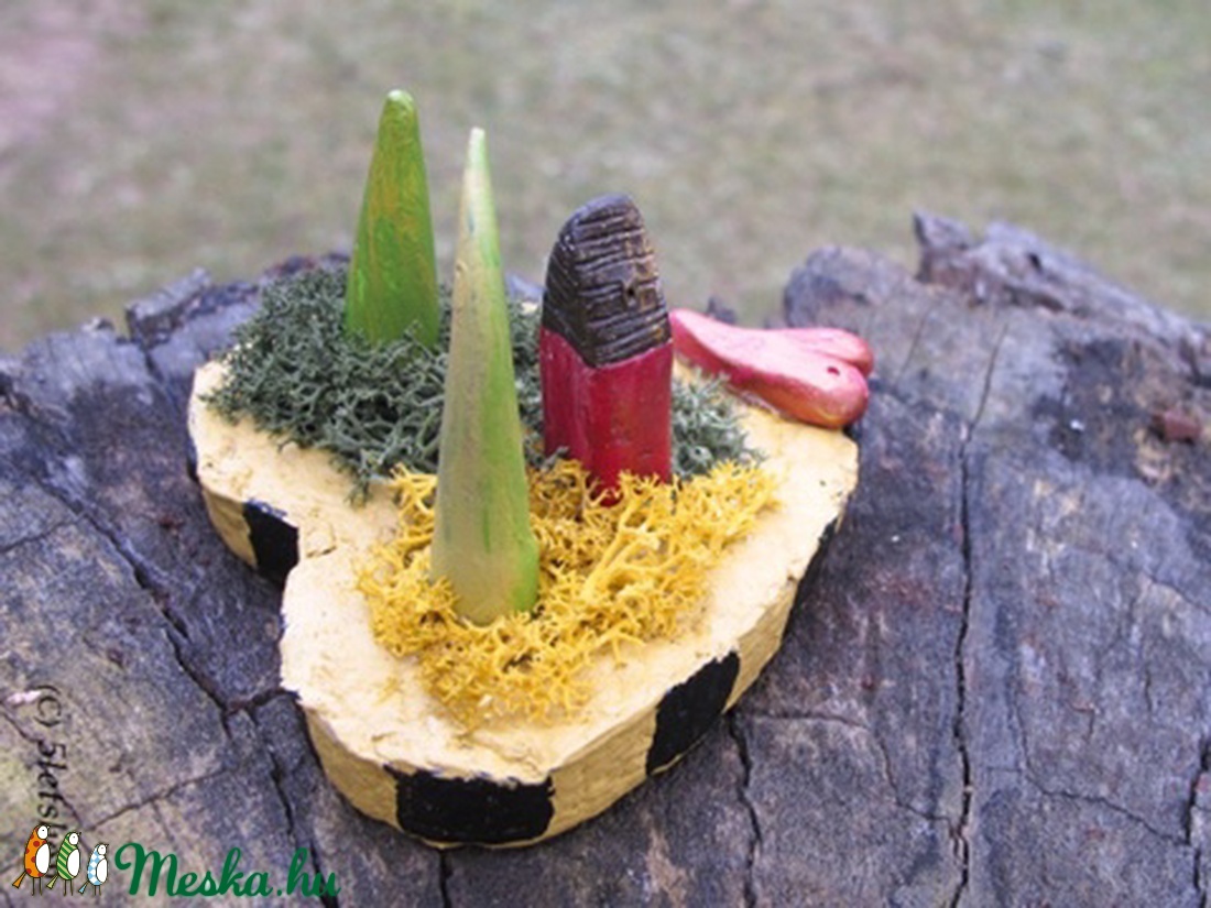 Otthon a szívben - apró színes házikó, fákkal, kerttel, szív alakú papírmasé tartóban, Valentin napra is - otthon & életmód - dekoráció - asztal és polc dekoráció - asztaldísz - Meska.hu