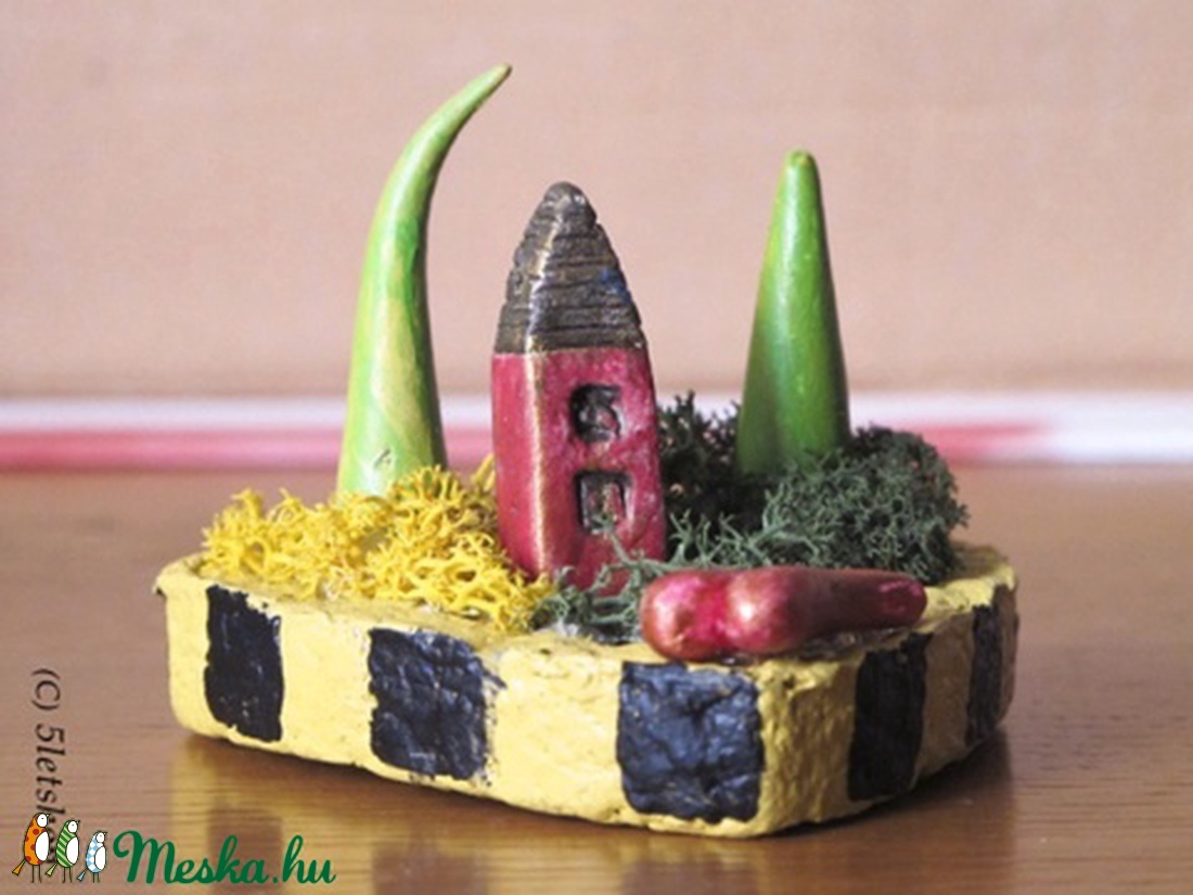 Otthon a szívben - apró színes házikó, fákkal, kerttel, szív alakú papírmasé tartóban, Valentin napra is - otthon & életmód - dekoráció - asztal és polc dekoráció - asztaldísz - Meska.hu