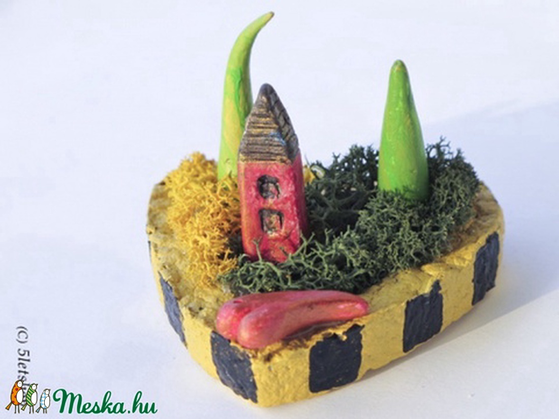 Otthon a szívben - apró színes házikó, fákkal, kerttel, szív alakú papírmasé tartóban, Valentin napra is - otthon & életmód - dekoráció - asztal és polc dekoráció - asztaldísz - Meska.hu