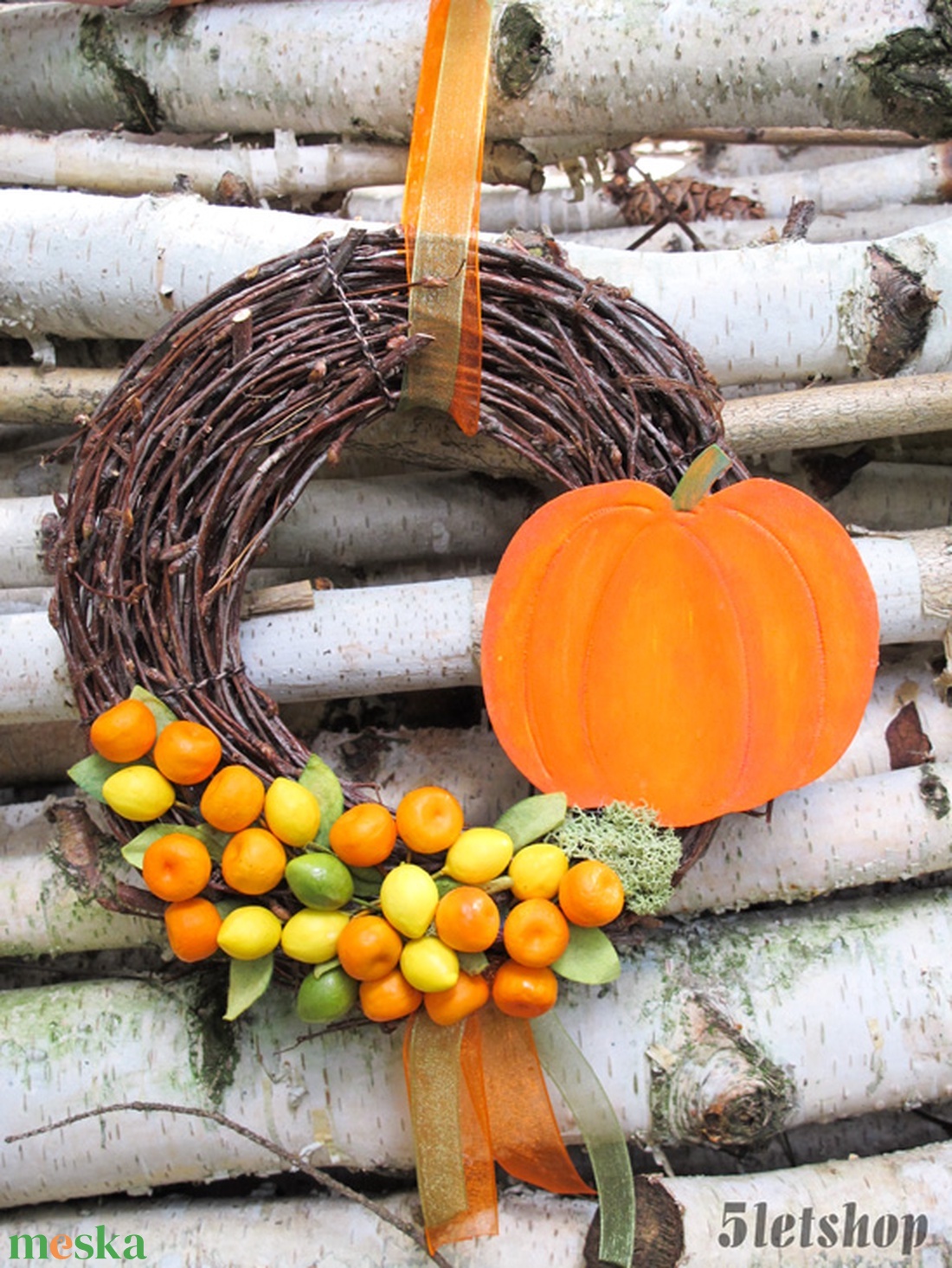 Őszi ajtódísz, kopogtató, Halloween lakásdekoráció, sütőtök, természetes nyírfaág koszorú, szalag tök narancssárga barna - otthon & életmód - dekoráció - halloween - halloweeni ajtódíszek és ablakdíszek - Meska.hu