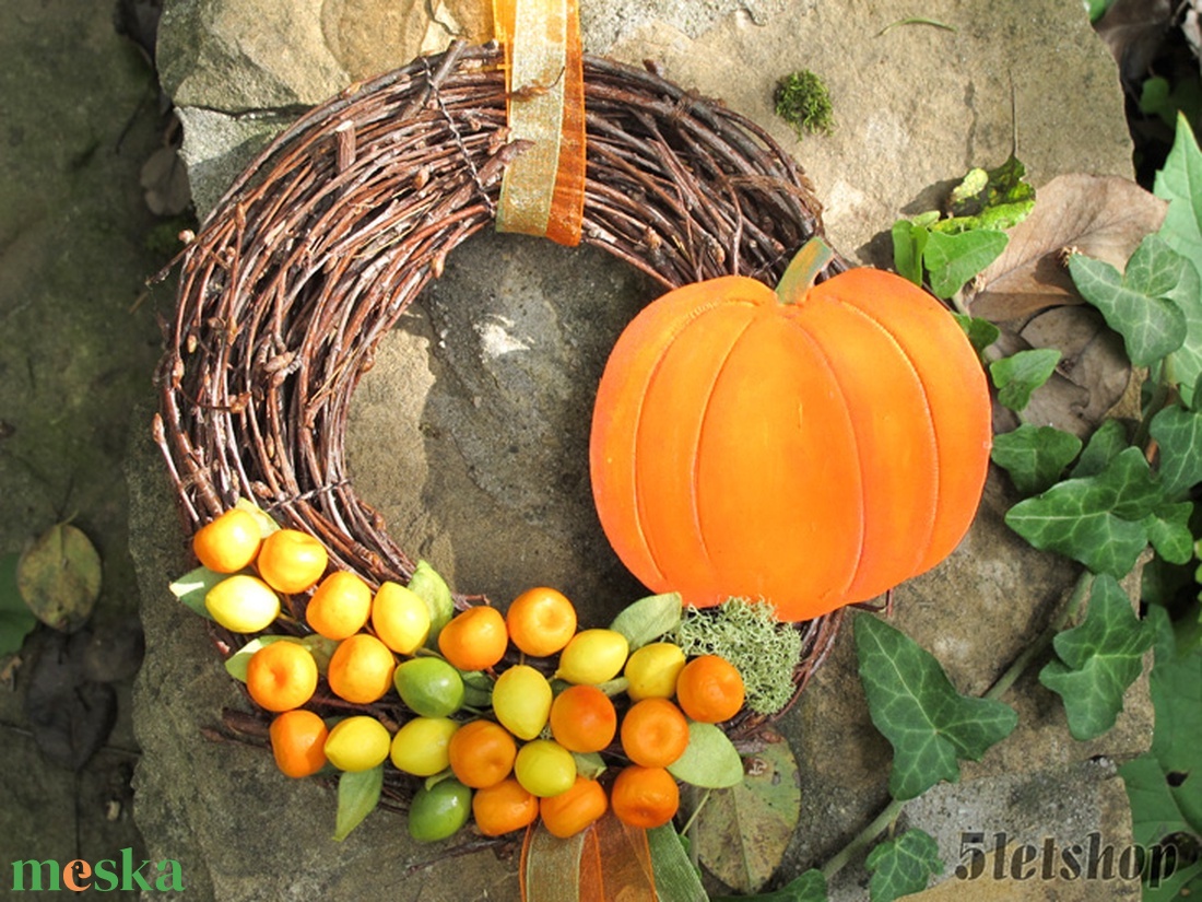 Őszi ajtódísz, kopogtató, Halloween lakásdekoráció, sütőtök, természetes nyírfaág koszorú, szalag tök narancssárga barna - otthon & életmód - dekoráció - halloween - halloweeni ajtódíszek és ablakdíszek - Meska.hu