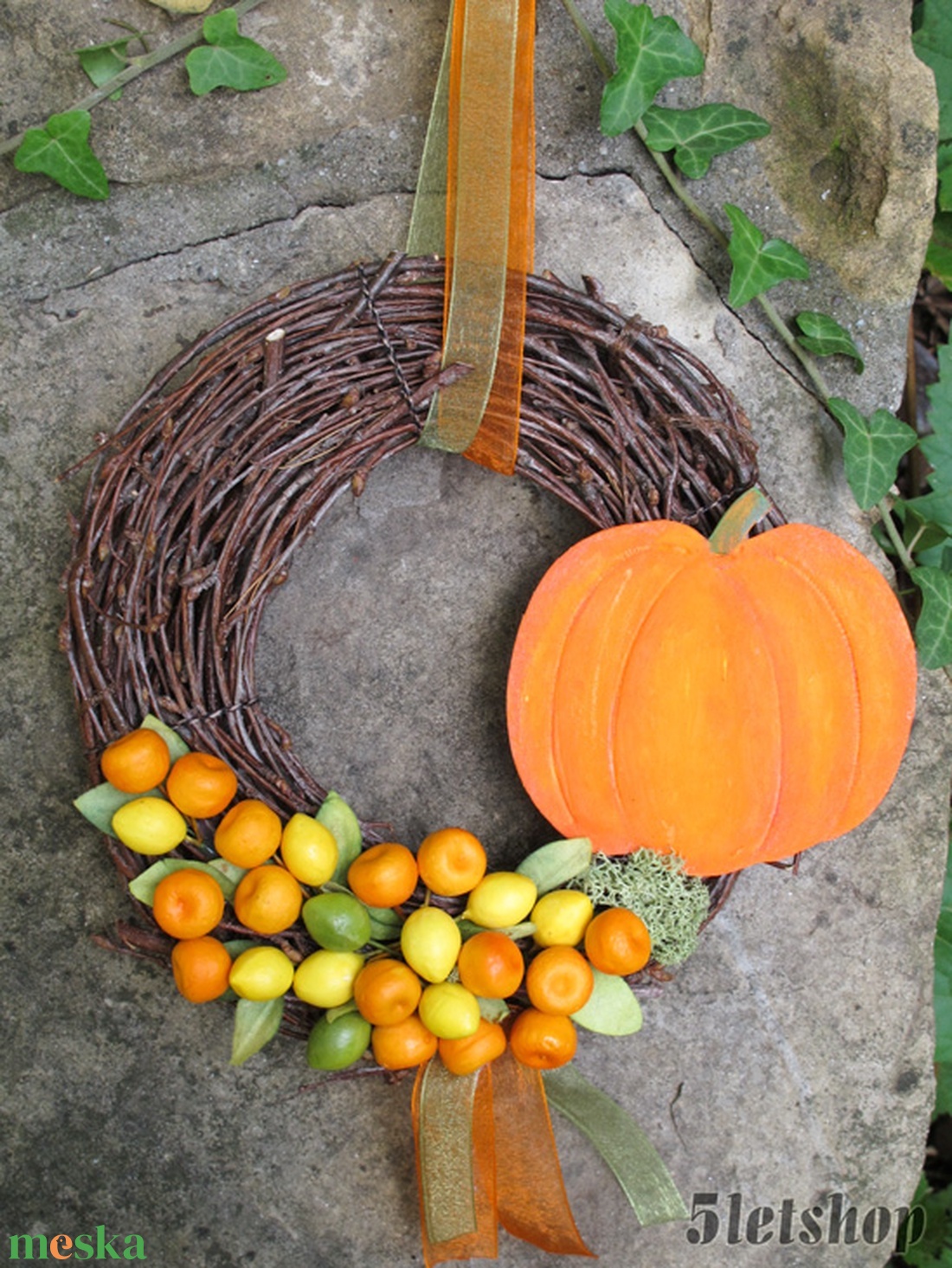 Őszi ajtódísz, kopogtató, Halloween lakásdekoráció, sütőtök, természetes nyírfaág koszorú, szalag tök narancssárga barna - otthon & életmód - dekoráció - halloween - halloweeni ajtódíszek és ablakdíszek - Meska.hu