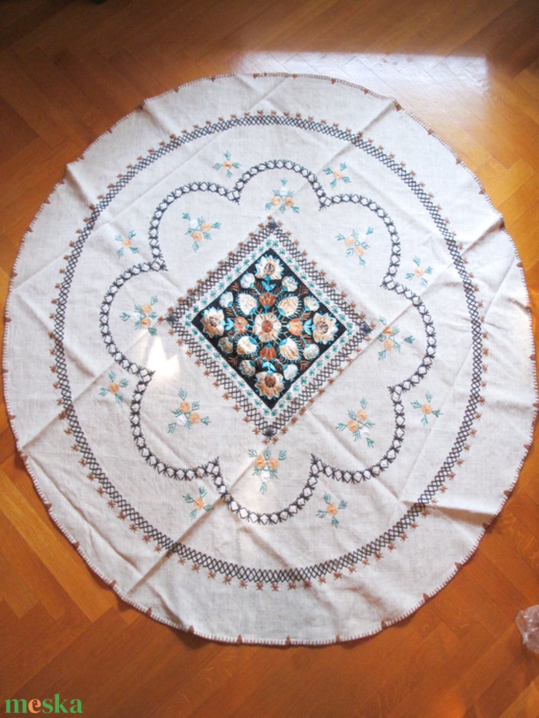 1 db kézi hímzett terítő, ovális, nagy méretű 200 x 140 cm erdélyi minta halvány levendula lila + 1db kerek 135x135 cm - otthon & életmód - konyhafelszerelés, tálalás - tálalás - terítő - Meska.hu 1 db kézi hímzett terítő, ovális, nagy méretű 200 x 140 cm erdélyi minta halvány levendula lila + 1db kerek 135x135 cm - otthon & életmód - konyhafelszerelés, tálalás - tálalás - terítő - Meska.hu