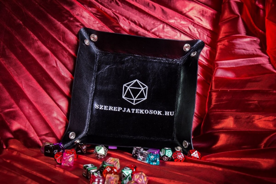 Szerepjatekosok.hu feliratú kockadobó tálca - játék & sport - táblajáték és kártyajáték - társasjátékok - dobókocka - Meska.hu