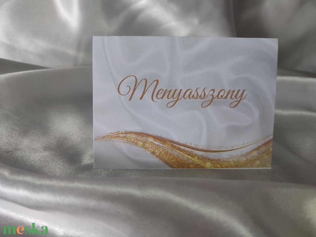 Elegáns arany glitteres, szatén hátterű esküvői ültetőkártya - esküvő - meghívó & kártya - ültetési rend - Meska.hu Elegáns arany glitteres, szatén hátterű esküvői ültetőkártya - esküvő - meghívó & kártya - ültetési rend - Meska.hu