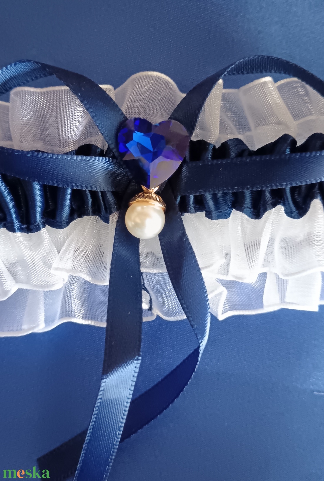 Gyöngyös sötétkék-fehér (királykék) combcsipke szívvel letisztult elegancia a nagy napra - esküvő - kiegészítők - harisnyatartó & valami kék - Meska.hu Gyöngyös sötétkék-fehér (királykék) combcsipke szívvel letisztult elegancia a nagy napra - esküvő - kiegészítők - harisnyatartó & valami kék - Meska.hu