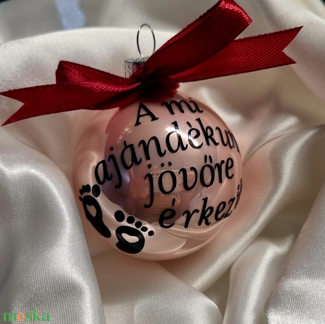KIÁRUSÍTÁS! Egyedi feliratos ,,Baba bejelentő karácsonyfadísz,  karácsonyi gömb , díszgömb - karácsony - karácsonyi lakásdekoráció - karácsonyfadíszek - Meska.hu