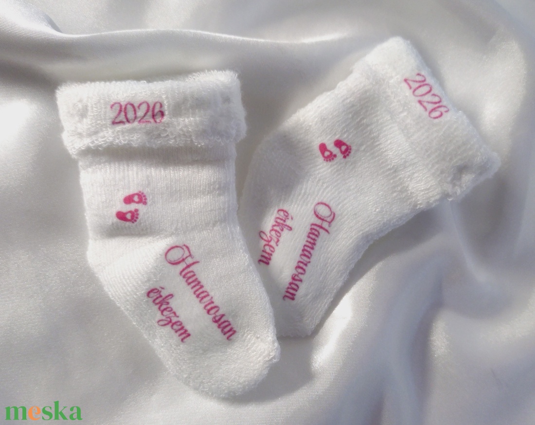 Egyedi tervezésű, cuki baba bejelentő zokni, ,,Hamarosan érkezem ,  azonnal készletről - baba - mama - babaemlékek - bababejelentők - Meska.hu