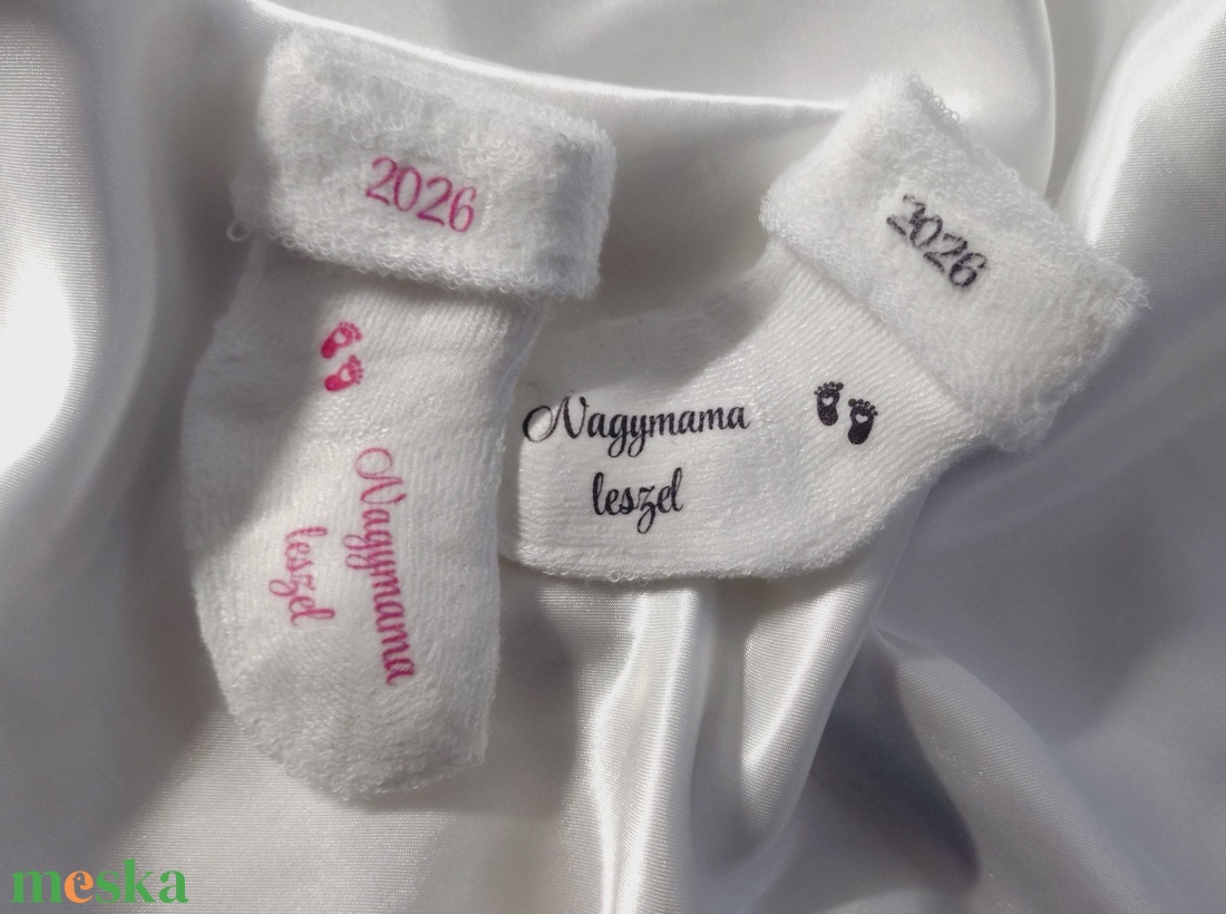 Egyedi tervezésű, cuki baba bejelentő zokni, ,,Hamarosan érkezem  - baba - mama - babaemlékek - bababejelentők - Meska.hu