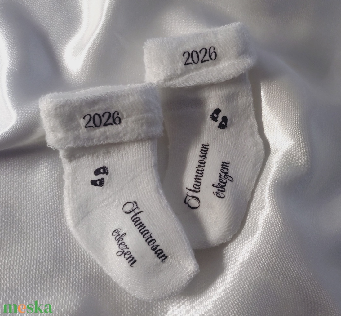 Egyedi tervezésű, cuki baba bejelentő zokni, ,,Hamarosan érkezem - baba - mama - babaemlékek - bababejelentők - Meska.hu