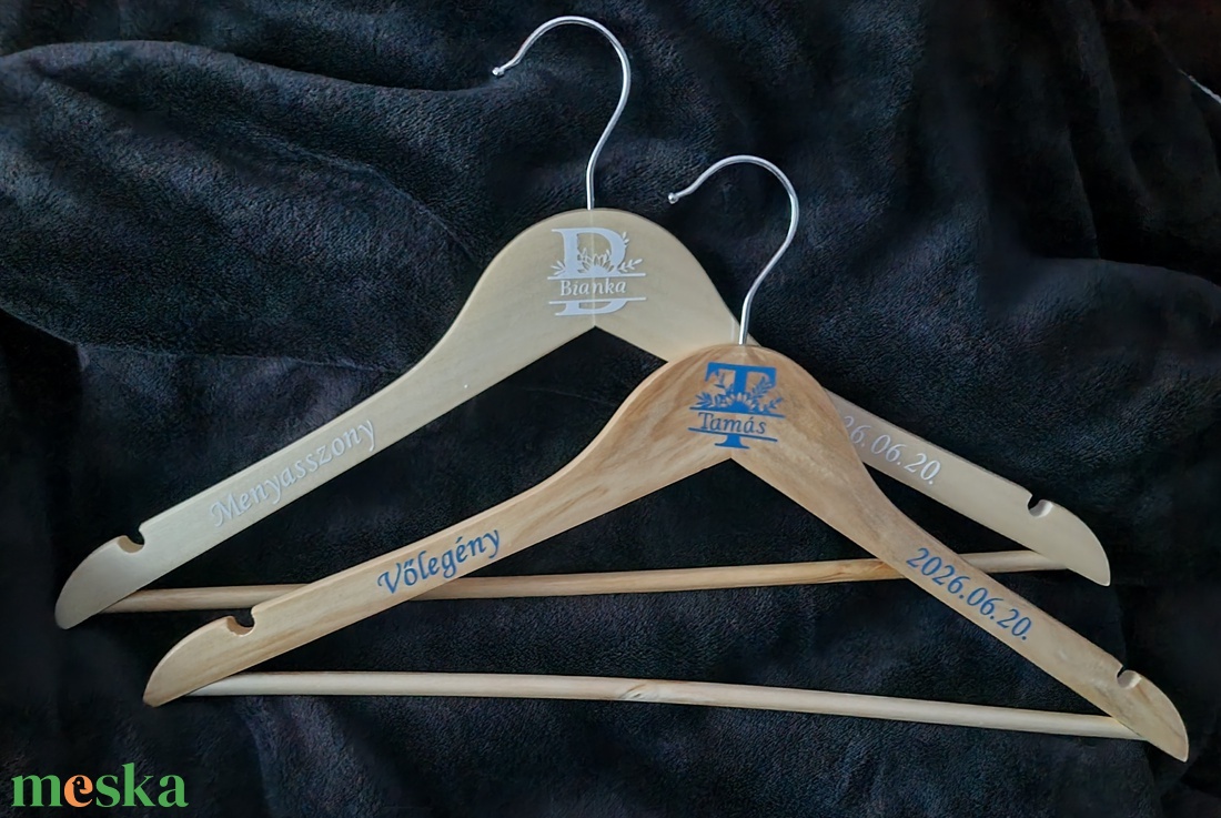 Egyedi tervezésű monogramos ,feliratos esküvői vállfa,  vőlegenynek, menyasszonynak, tanúnak, névvel dátummal  - esküvő - ruha - vállfa - Meska.hu