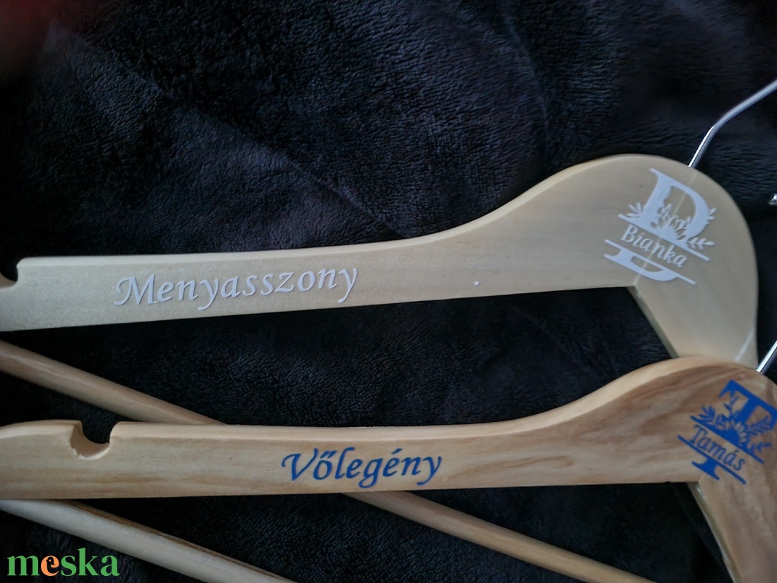 Egyedi tervezésű monogramos ,feliratos esküvői vállfa,  vőlegenynek, menyasszonynak, tanúnak, névvel dátummal  - esküvő - ruha - vállfa - Meska.hu