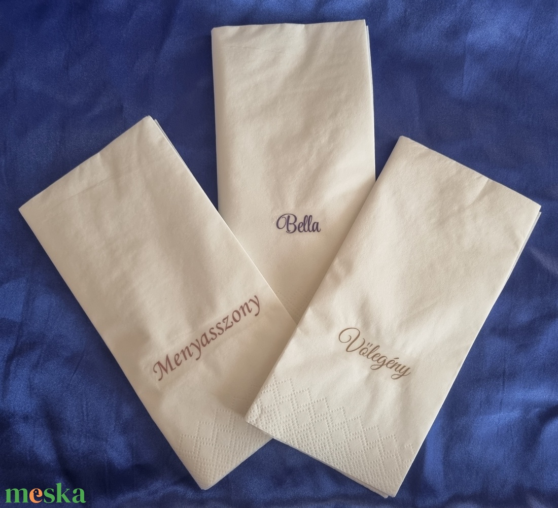 Egyedi , személyre szabható feliratos esküvői szalvéta , ültetőkártya - esküvő - meghívó & kártya - ültetési rend - Meska.hu