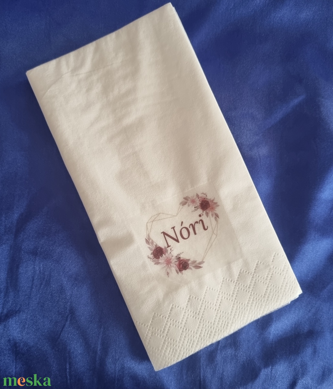 Egyedi , személyre szabható feliratos esküvői szalvéta , ültetőkártya arany szív kerettel, bordó virágokkal  - esküvő - meghívó & kártya - ültetési rend - Meska.hu