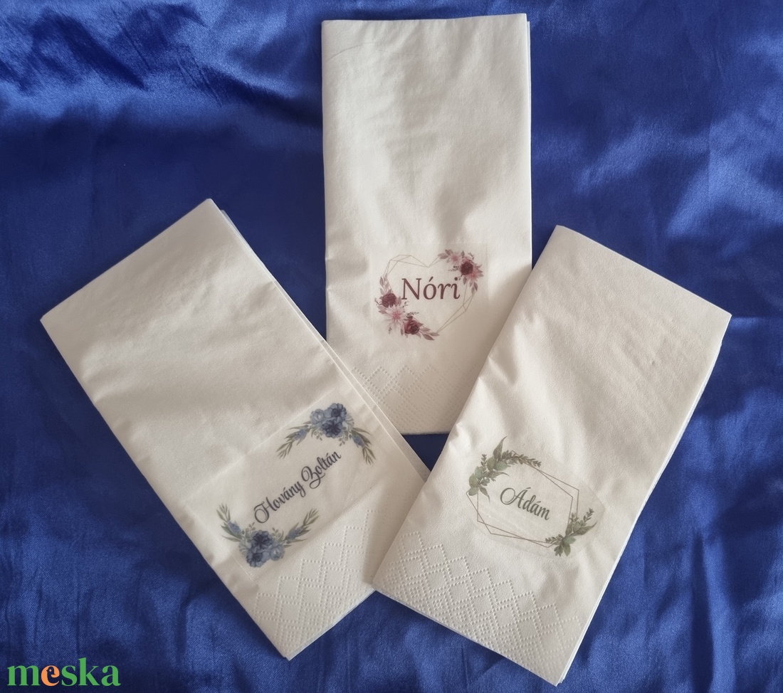 Egyedi , személyre szabható feliratos esküvői szalvéta , ültetőkártya arany szív kerettel, bordó virágokkal  - esküvő - meghívó & kártya - ültetési rend - Meska.hu