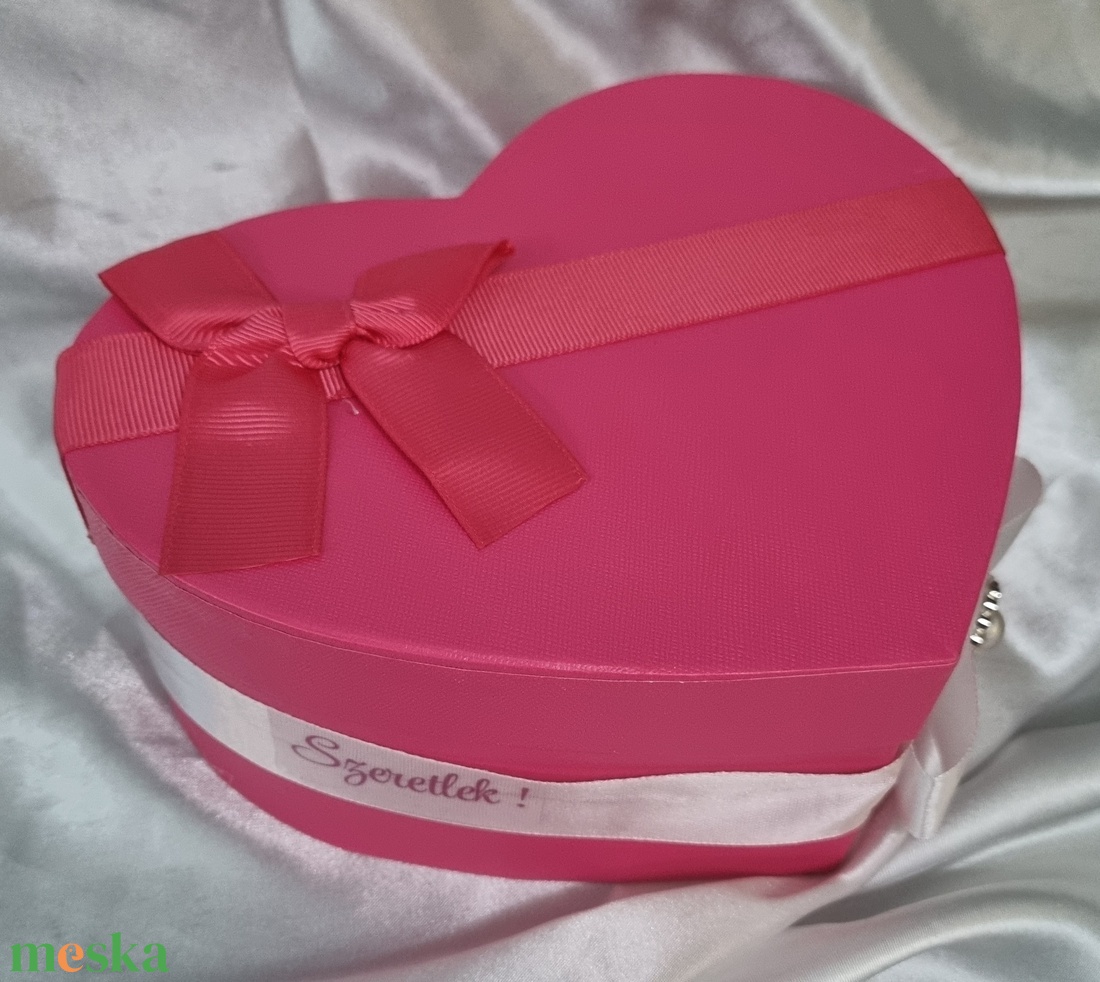 Örök csokis virágbox Ferreroval - Valentin napig még odaér :) - otthon & életmód - virágdekoráció - virágok - virágbox - Meska.hu