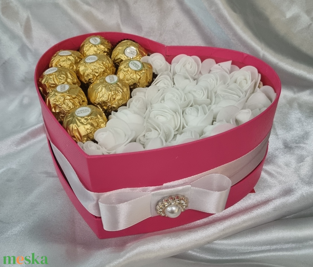 Örök csokis virágbox Ferreroval - Valentin napig még odaér :) - otthon & életmód - virágdekoráció - virágok - virágbox - Meska.hu