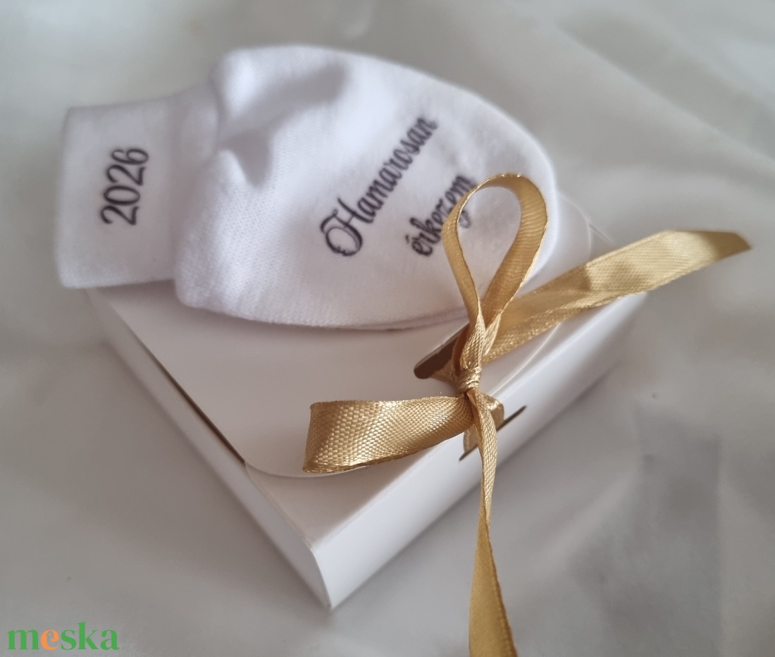 Egyedi tervezésű, cuki baba bejelentő kesztyű , ,,Hamarosan érkezem - baba - mama - babaemlékek - bababejelentők - Meska.hu