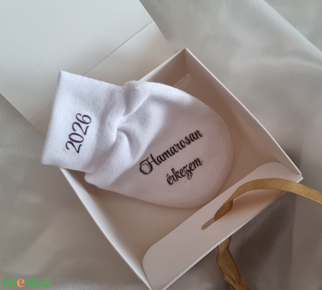 Egyedi tervezésű, cuki baba bejelentő kesztyű , ,,Hamarosan érkezem - baba - mama - babaemlékek - bababejelentők - Meska.hu