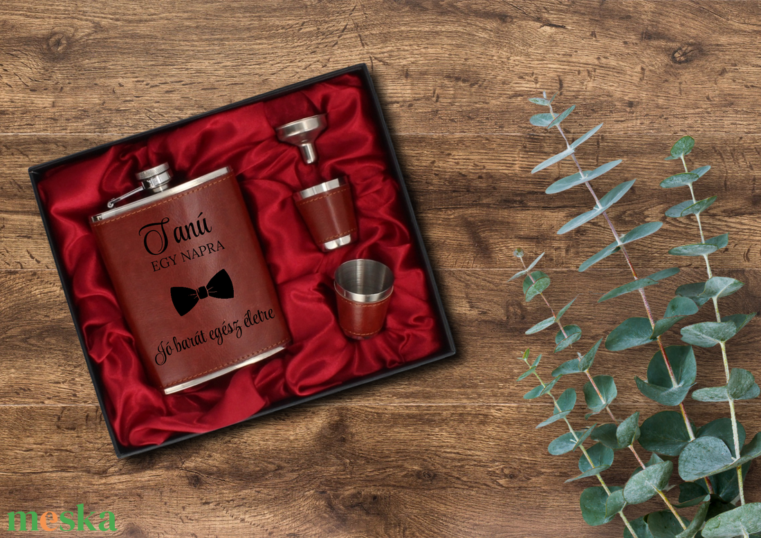 Tanú EGY NAPRA bőr hatású laposüveg szett , flaska szett tanú felk�rő - esküvő - meghívó & kártya - tanú felkérő - Meska.hu