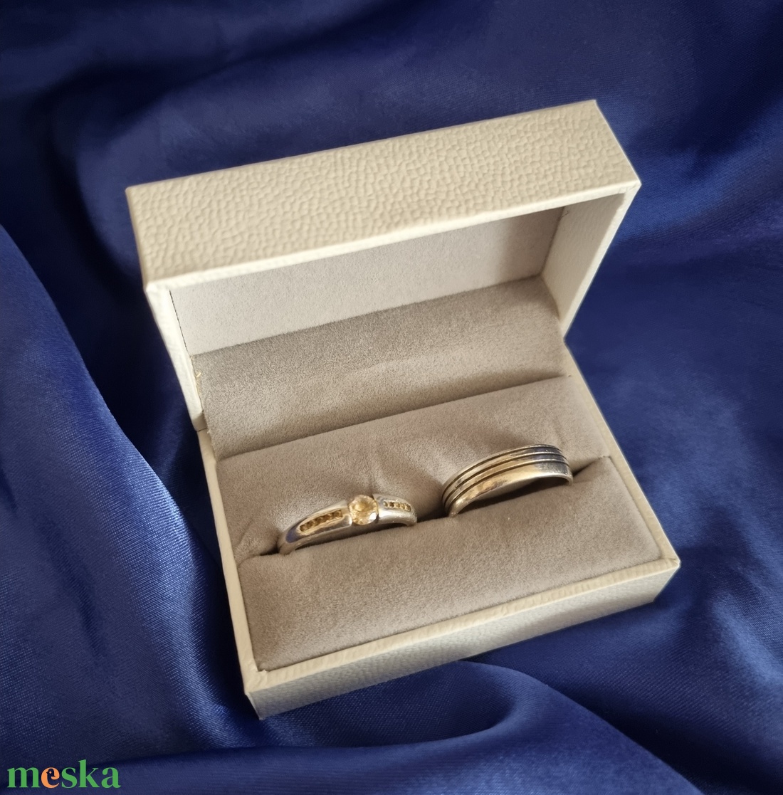 Egyedi névre szóló gyűrűtartó doboz - esküvő - kiegészítők - gyűrűtartó & gyűrűpárna - Meska.hu