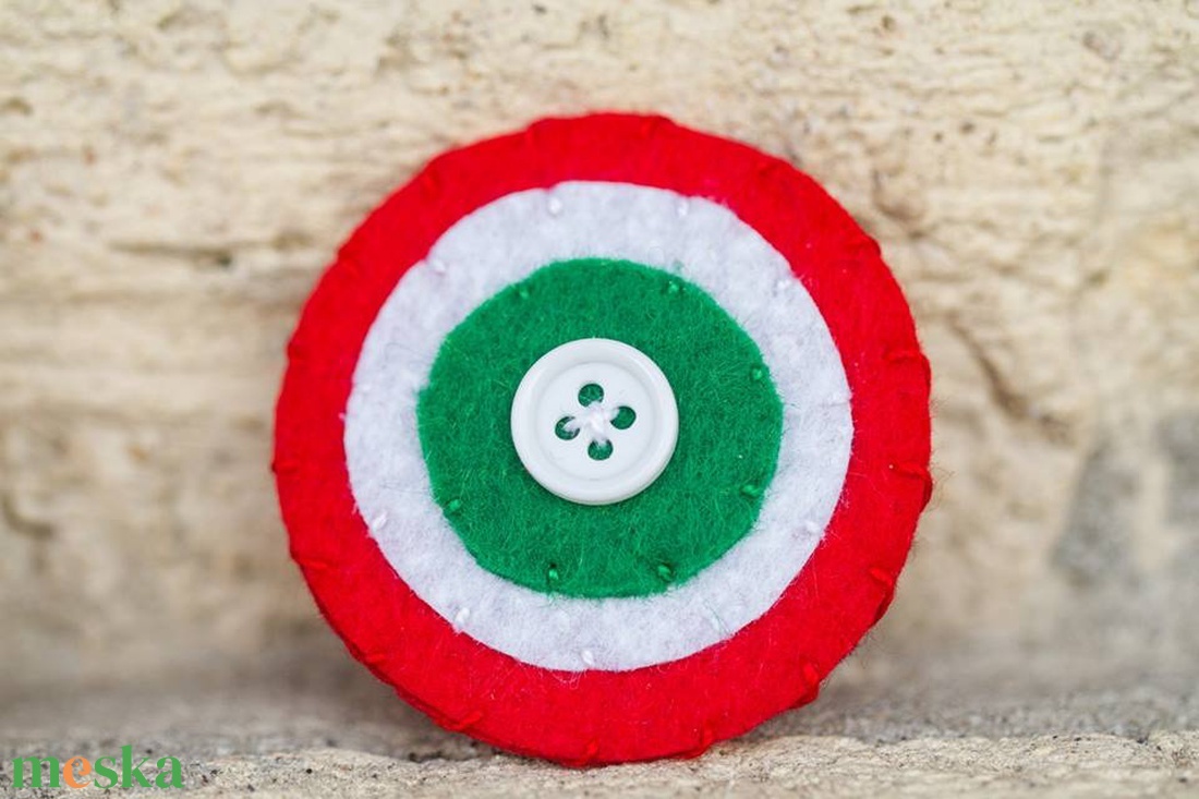Gombos kokárdaFilcből készült kokárda gyöngyökkel díszítve. Méret: 5,5 cm - ékszer - kitűző és bross - Meska.hu Gombos kokárdaFilcből készült kokárda gyöngyökkel díszítve. Méret: 5,5 cm - ékszer - kitűző és bross - Meska.hu