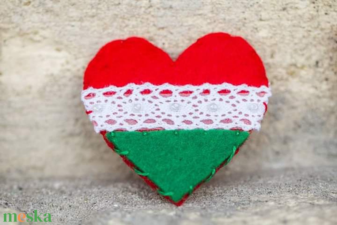 Szivecske kokárda - ékszer - kitűző és bross - Meska.hu Szivecske kokárda - ékszer - kitűző és bross - Meska.hu