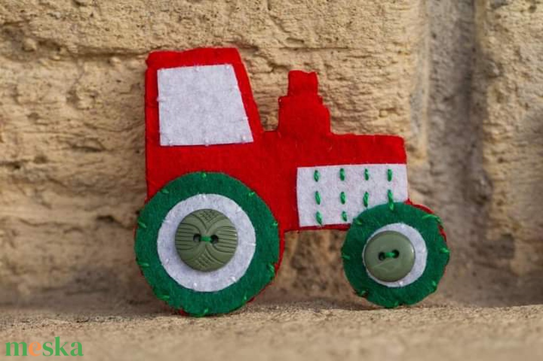 Traktor kokárda - ékszer - kitűző és bross - Meska.hu Traktor kokárda - ékszer - kitűző és bross - Meska.hu