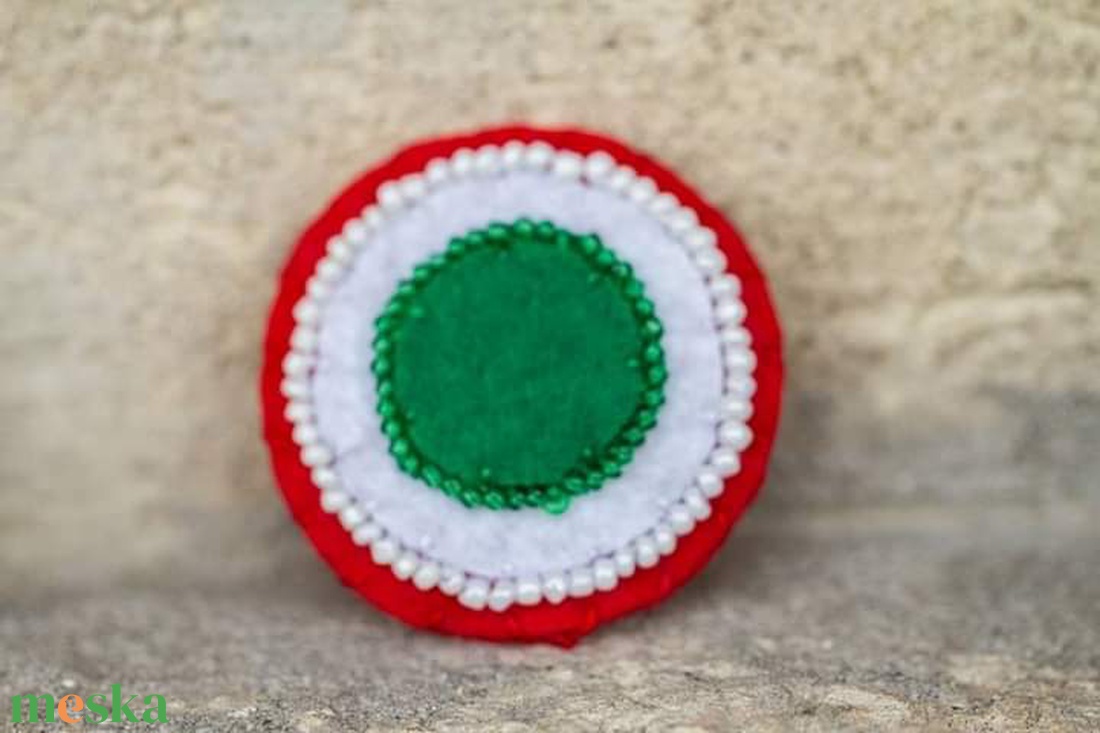 Gyöngyös kokárda 6. - ékszer - kitűző és bross - Meska.hu Gyöngyös kokárda 6. - ékszer - kitűző és bross - Meska.hu