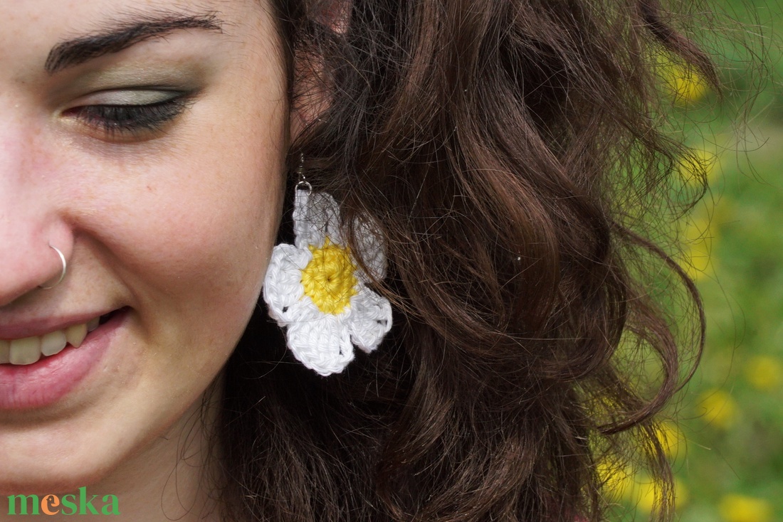 Horgolt fülbevaló, virág fülbevaló - ékszer - fülbevaló - lógó fülbevaló - Meska.hu