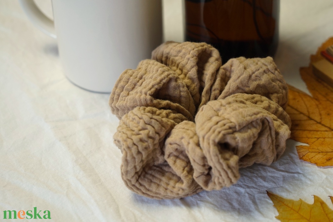 Homokszínű scrunchie hajgumi, normál méret - ruha & divat - hajdísz & hajcsat - hajgumi - Meska.hu