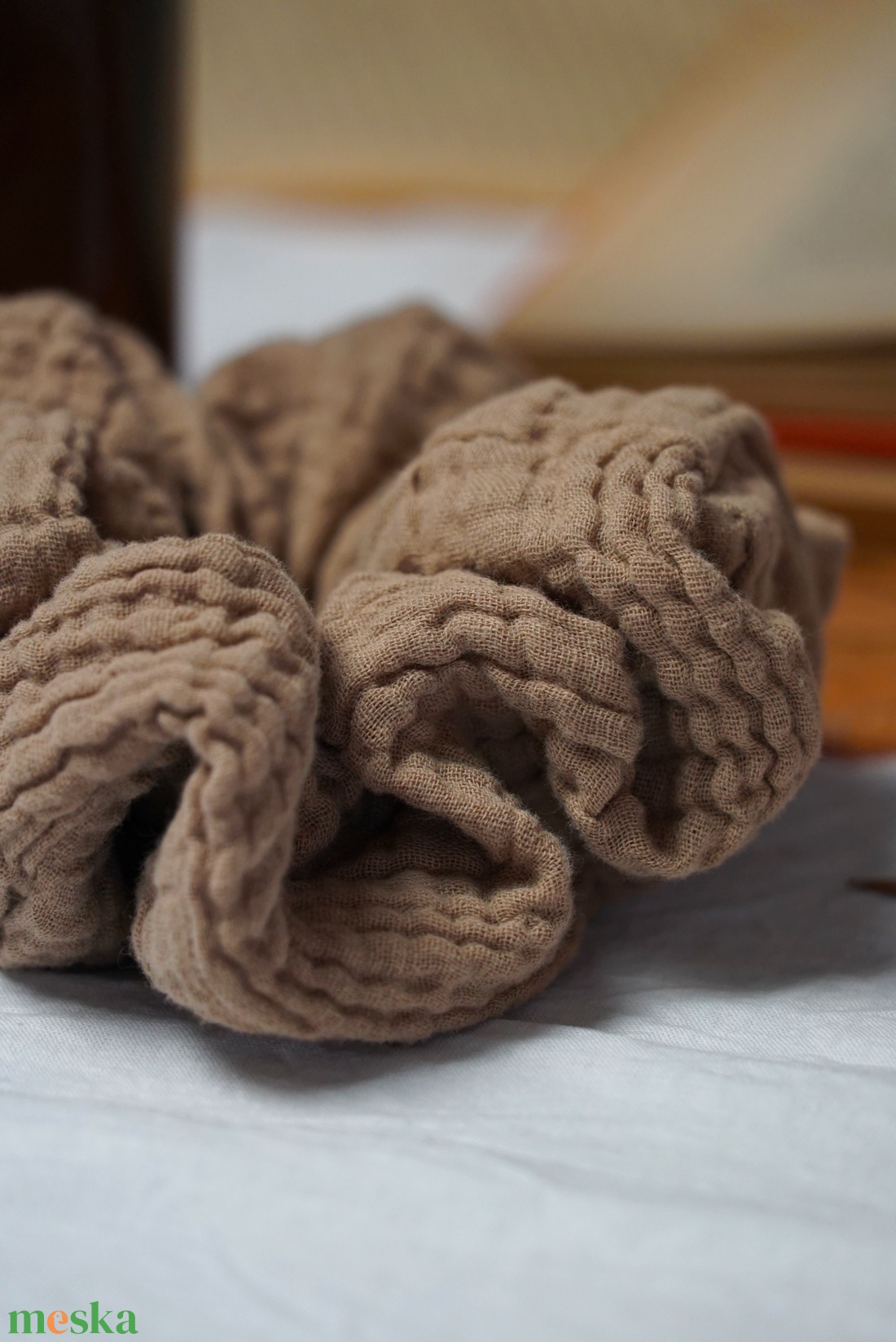 Homokszínű scrunchie hajgumi, normál méret - ruha & divat - hajdísz & hajcsat - hajgumi - Meska.hu