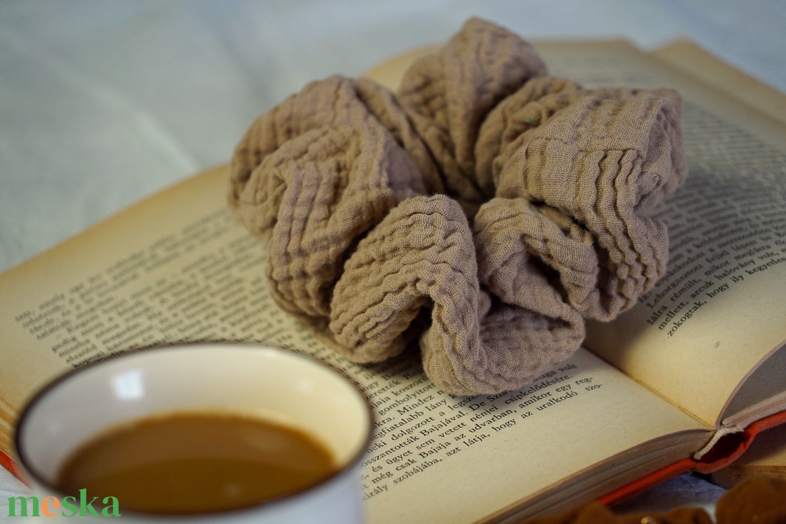 Homokszínű scrunchie hajgumi, normál méret - ruha & divat - hajdísz & hajcsat - hajgumi - Meska.hu