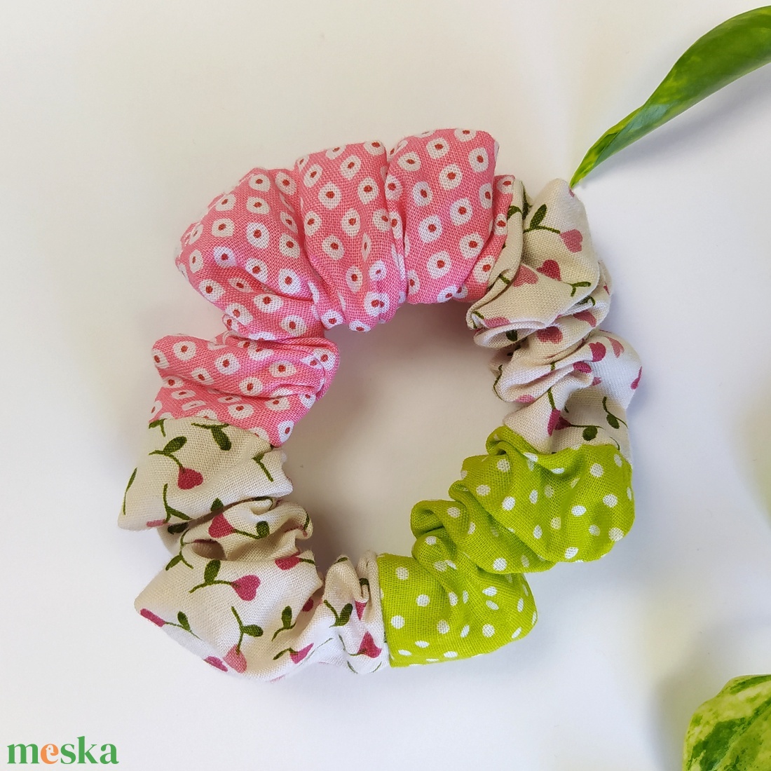 Vidám újrahasznosított patchwork hajgumi, mini méret - ruha & divat - hajdísz & hajcsat - hajgumi - Meska.hu