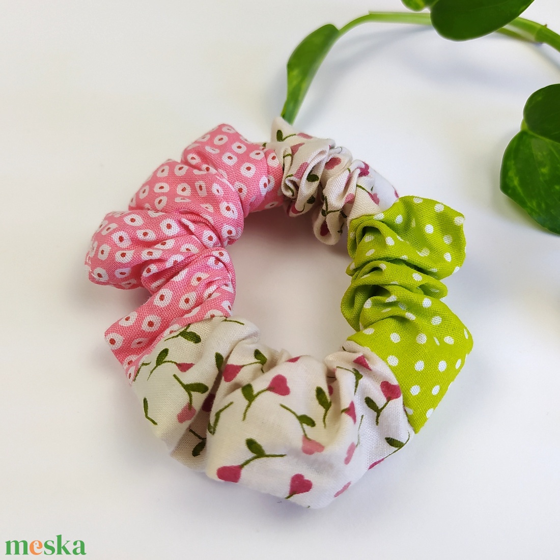 Vidám újrahasznosított patchwork hajgumi, mini méret - ruha & divat - hajdísz & hajcsat - hajgumi - Meska.hu