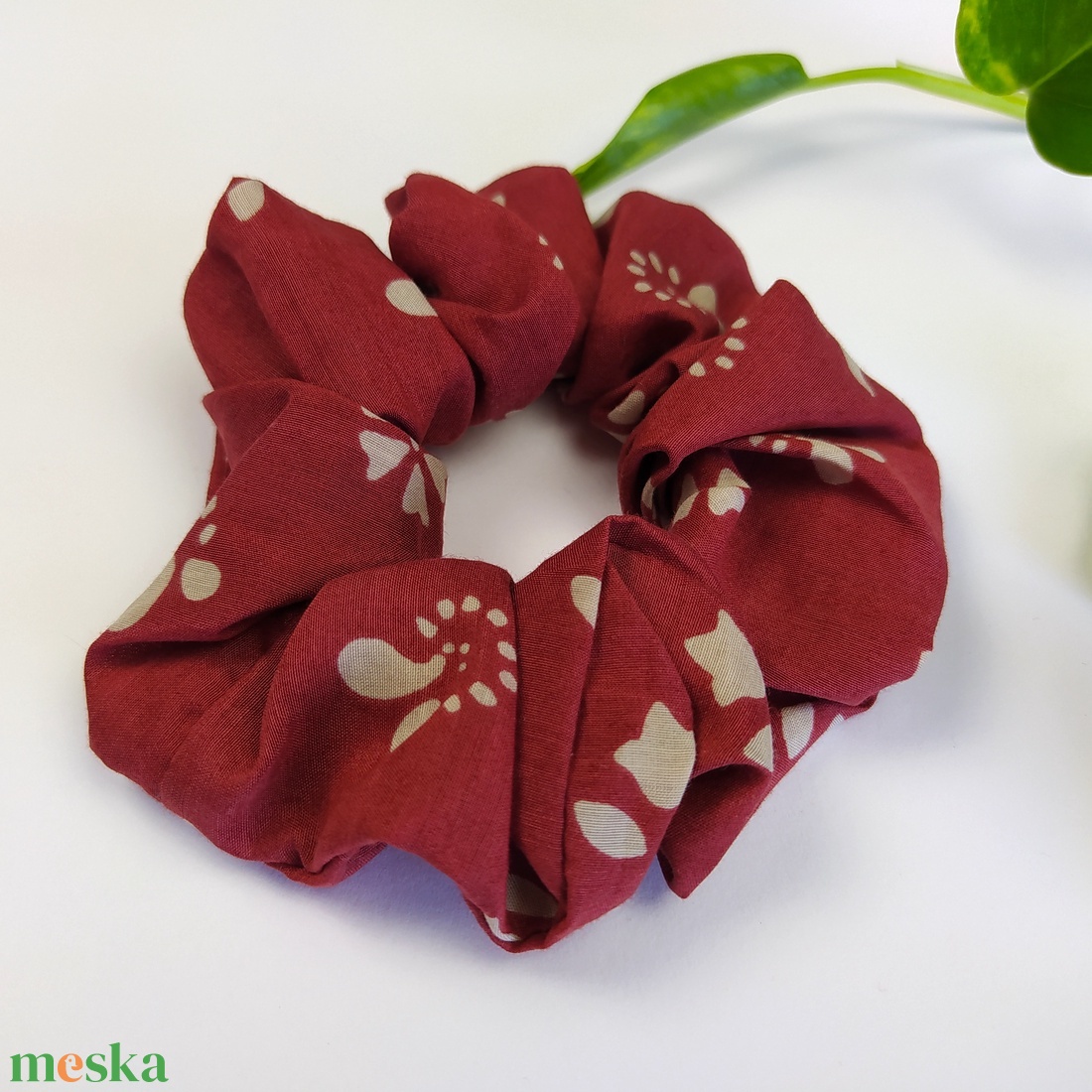 Bordó alapon mintás újrahasznosított hajgumi, mini méret - ruha & divat - hajdísz & hajcsat - hajgumi - Meska.hu