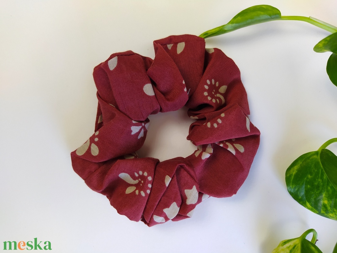 Bordó alapon mintás újrahasznosított hajgumi, mini méret - ruha & divat - hajdísz & hajcsat - hajgumi - Meska.hu