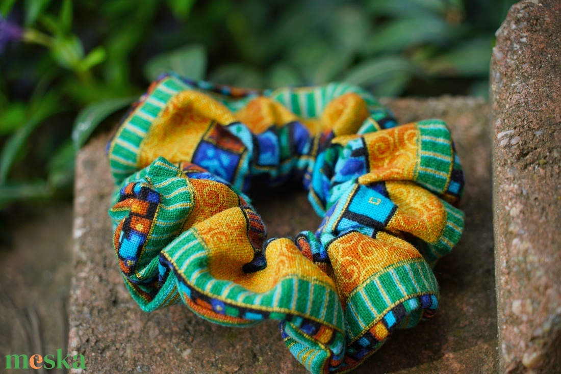 Zöldes kékes mintás újrahasznosított hajgumi / normál méretű scrunchie - ruha & divat - hajdísz & hajcsat - hajgumi - Meska.hu